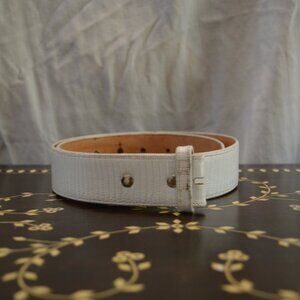 White Leather Unbranded 1.25 inch Belt in GREAT CONDITION (no buckle)